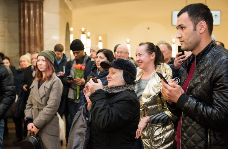 Солистки группы Queens выступили в метро и призвали мужчин ценить своих королев