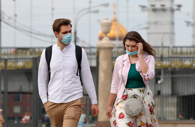Власти Москвы решили не отменять требование носить маски и перчатки
